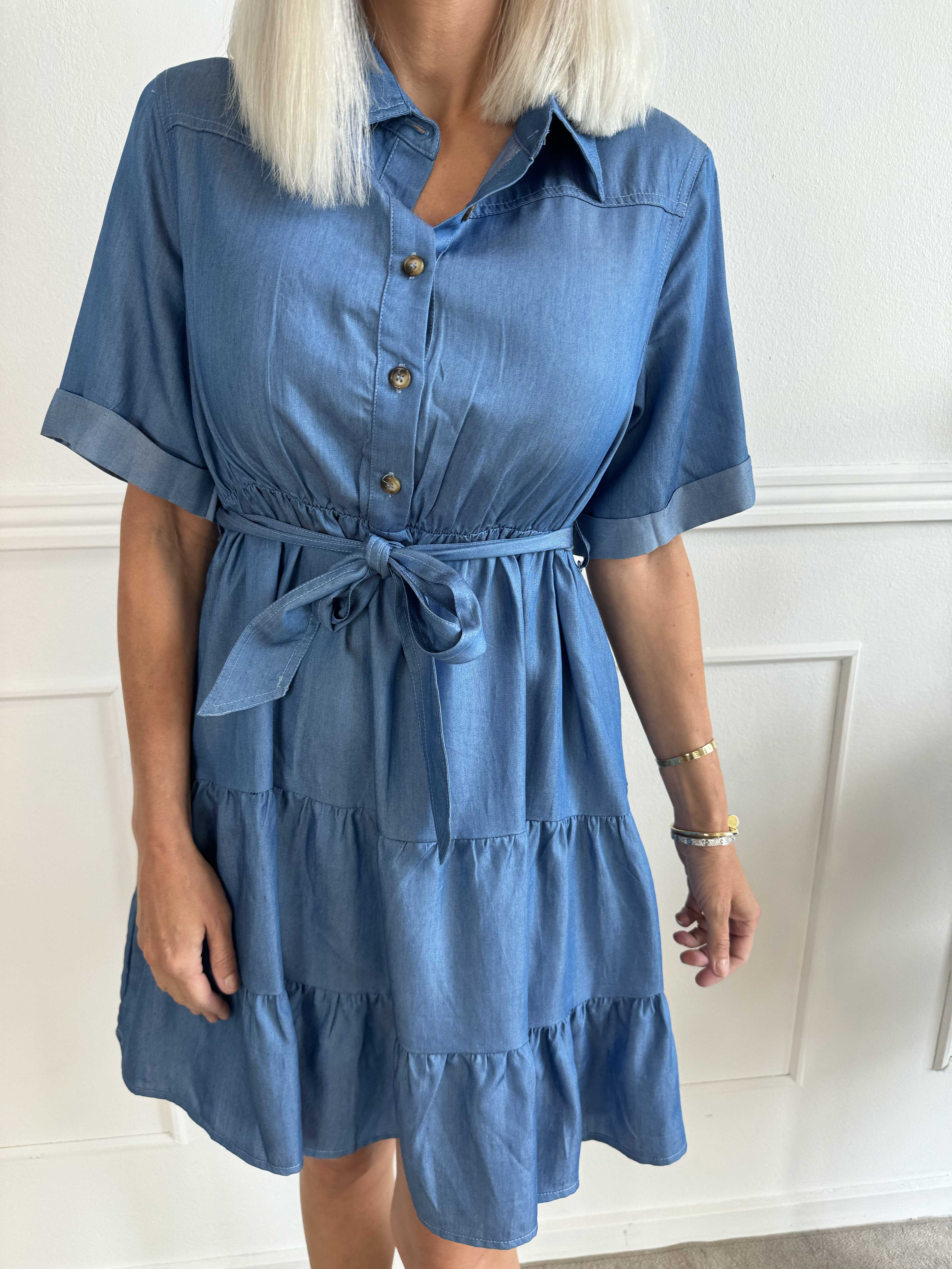 Kaija - Söt kort klänning i denim med lager-på-lager-look